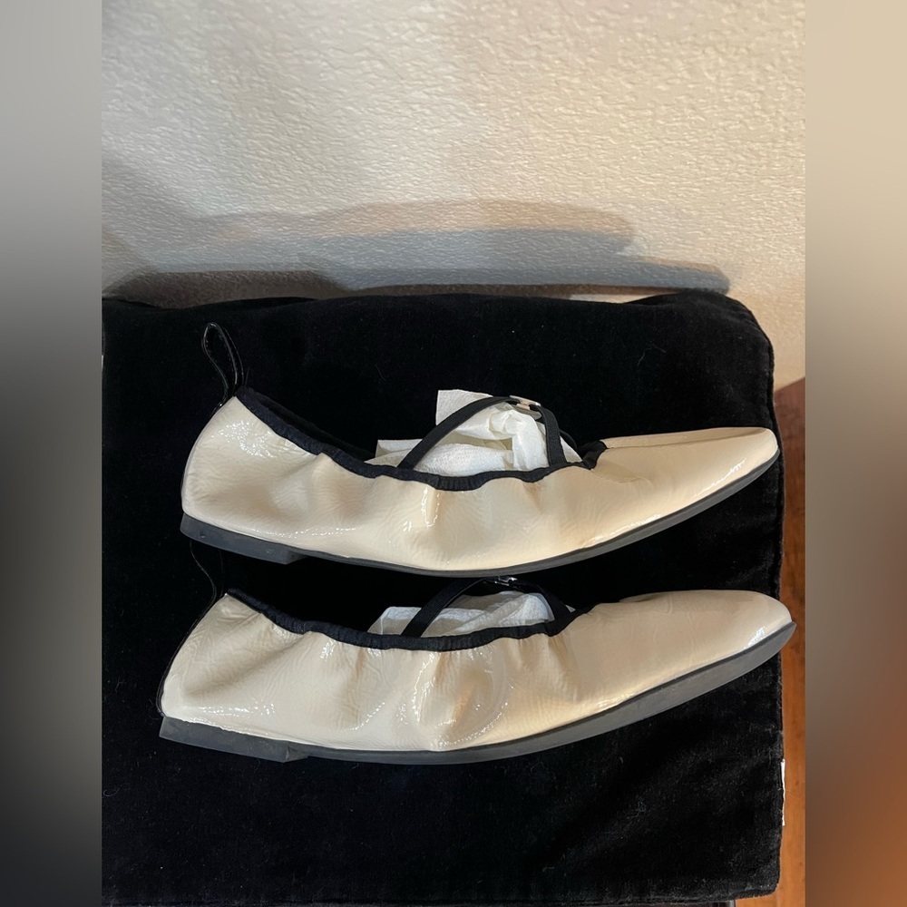 Tory Burch soft scrunch Cream Patent Flats with Black trim crisscross straps - Picture 5 of 11